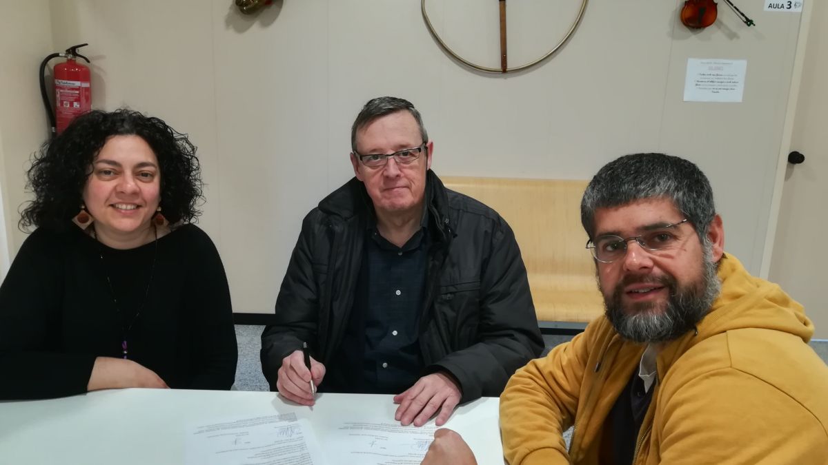 Signatura del conveni de col·laboració amb els responsables de l'Escola Municipal de Música.