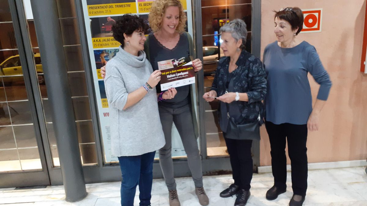 El moment del lliurament del premi. (Fotografia fons de l'AETMVR)
