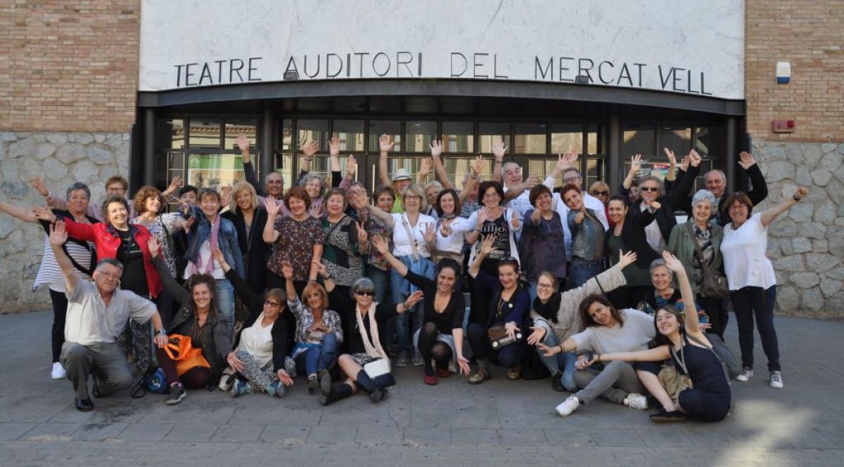 Actors i col·laboradors de Movem el Teatre un cop finalitzada la roda de premsa (fotografia Toni Miralles)