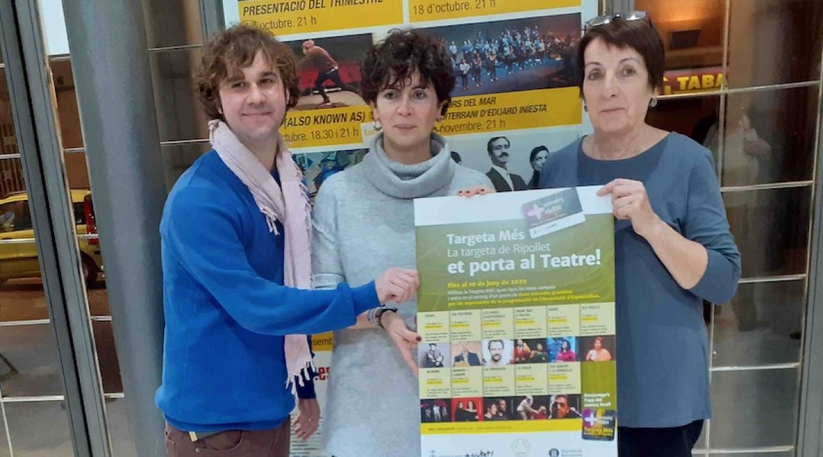 Els regidors de Cultura i Comerç amb la Presidenta de l'AETMVR.