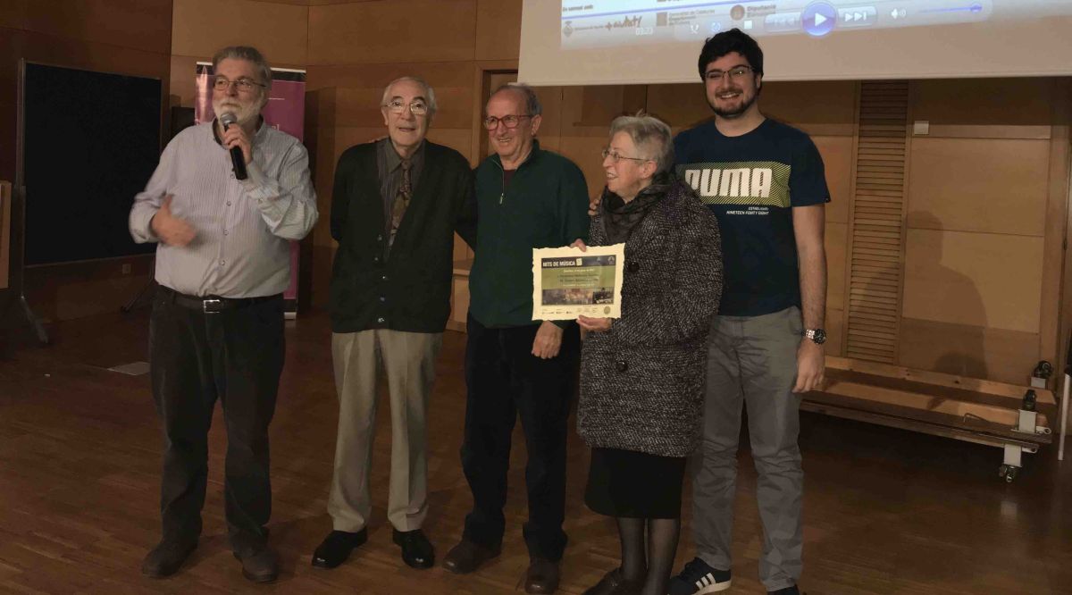 El moment del lliurament del diploma (Fotografia de José Ramon)