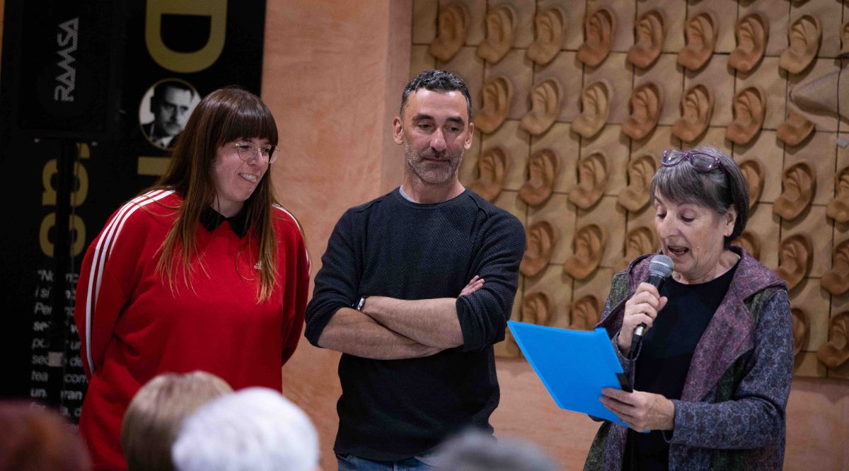 Un moment de la presentació al vestíbul per part de la directora (Agata Casanovas i del guionista (Gerard Guix), presentats per Laura Dulcet. 